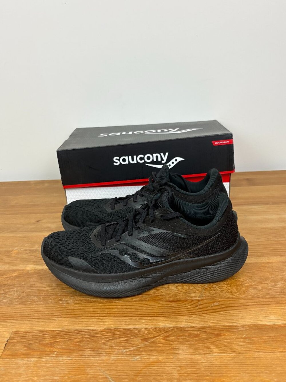 Saucony Women's Ride 16 running shoes. Size 9. Black